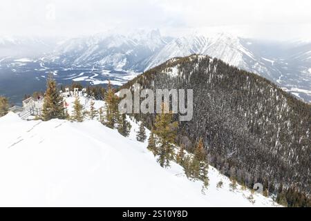 Malerischer Blick auf das Tal und die umliegenden Berge vom Gipfel des Sulphur Mountain im Banff National Park, Alberta, Kanada Stockfoto