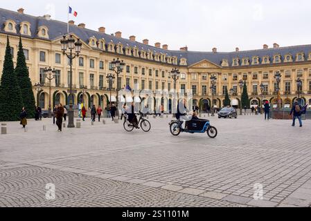 Paris, Frankreich, 12.14.2024 Place Vendôme, geschmückt mit Weihnachtsbäumen an einem bewölkten Herbsttag. Stockfoto