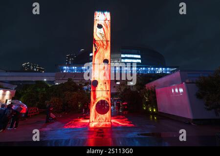 Tokio, Japan. - 1. November 2024: Abstraktes Bild einer farbenfrohen Lichtinstallation im TeamLab Tokio Stockfoto