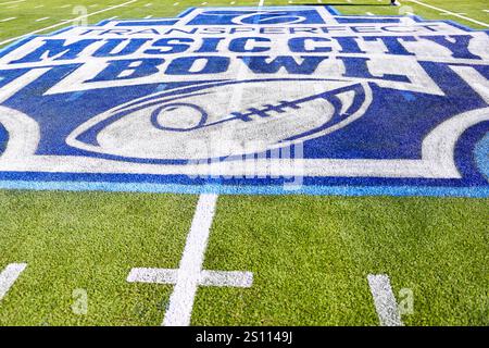 Nashville, Tennessee, USA. Dezember 2024 30. Centerfield-Logo des NCAA Transperfect Music City Bowl zwischen den Iowa Hawkeyes vs Missouri Mizzou im Nissan Stadium in Nashville, Tennessee. Obligatorische Gutschrift Cory EADS/Cal Sport Media/Alamy Live News Stockfoto