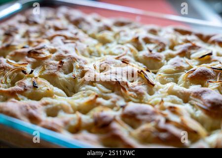 Frisches hausgemachtes italienisches Focaccia-Brot mit karamellisierten Zwiebeln Stockfoto