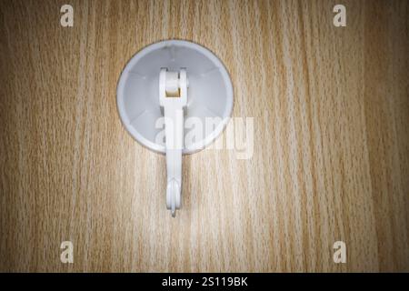 Objektfoto eines Kunststoffsaugers mit isoliertem Haken Stockfoto