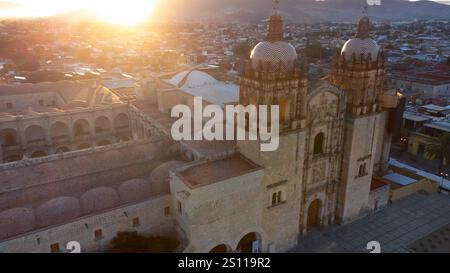 Santo Domingo Kirche in Oaxaca, Mexiko, bei Sonnenuntergang über der Drohne Stockfoto