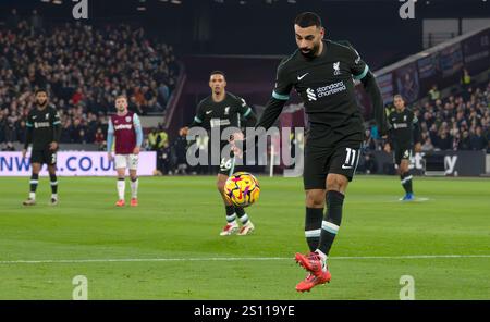 London, Großbritannien. Dezember 2024. Mohamed Salah aus Liverpool in Aktion. Premier League Spiel, West Ham Utd gegen Liverpool im London Stadium, Queen Elizabeth Olympic Park in London am Sonntag, 29. Dezember 2024. Dieses Bild darf nur für redaktionelle Zwecke verwendet werden. Foto nur für redaktionelle Verwendung von Sandra Mailer/Andrew Orchard Sportfotografie/Alamy Live News Credit: Andrew Orchard Sportfotografie/Alamy Live News Stockfoto