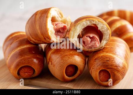 Hausgemachte Wurstbrötchen auf einem Bambusbrett, geringer Blickwinkel. Nahaufnahme. Stockfoto