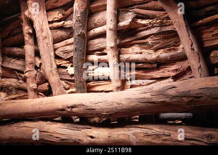Eukalyptusholzsparren und Dach in einem traditionellen berberhaus mit Schlamm und Holz in azrou marokko Stockfoto