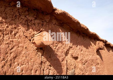 Eukalyptusholzdachstützen in einem traditionellen berberhaus aus Schlamm und Holz in azrou marokko Stockfoto