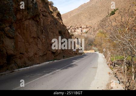 Blick entlang der Straße durch das imlil-Tal mit berberdorf im Hintergrund marokko Stockfoto