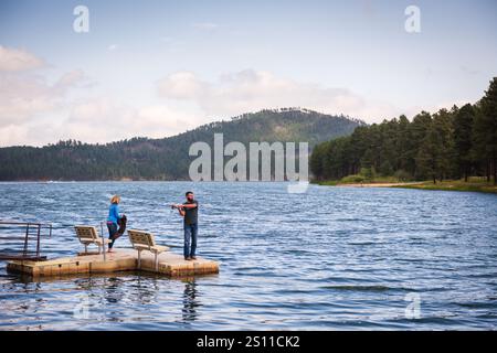 Rapid City, USA – 25. August 2017: Man Fishing am Sheridan Lake, einem Reservoir am Spring Creek im Pennington County, South Dakota. Stockfoto