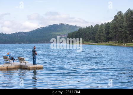 Rapid City, USA – 25. August 2017: Man Fishing am Sheridan Lake, einem Reservoir am Spring Creek im Pennington County, South Dakota. Stockfoto