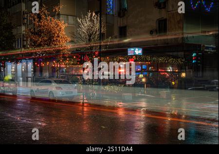 Lichtspuren eines Busses in der Nacht in Tirana, Albanien, 8. Dezember 2024 Stockfoto