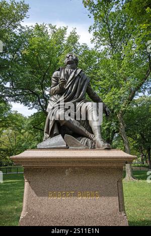 Bronzestatue des schottischen Dichters Robert Burns (1759–1796) des Bildhauers John Robert Steell im Jahre 1880, Central Park, Manhattan, New York City, USA Stockfoto