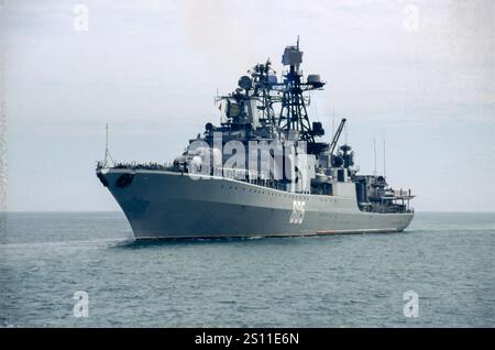 Das russische Kriegsschiff mit der Wimpelnummer 605 ist der Admiral Levchenko, ein U-Boot-Zerstörer der Udaloy-Klasse, der in der Nordflotte der russischen Marine eingesetzt wird. Das 1988 in Betrieb genommene Schiff ist nach Admiral Gordey Lewtschenko benannt. Stockfoto