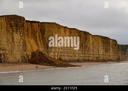 West Bay, Dorset, Großbritannien. Dezember 2024 30. UK Wetter: Ein weiterer bedeutender Klippenfall blockiert den Strand zwischen West Bay und Freshwater an der Jurassic Coast. In diesem Jahr gab es bereits mehrere große Ausfälle. Für das neue Jahr werden weitere Sturmwetter prognostiziert, wobei landesweit Wetterwarnungen ausgegeben werden. Quelle: PQ Images/Alamy Live News Stockfoto