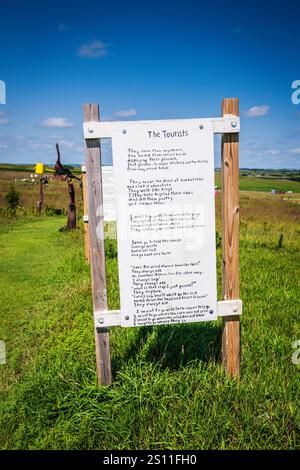 Montrose SD USA - 26. August 2017: Das Touristengedicht auf dem Schild im Porter Sculpture Park in South Dakota. Stockfoto