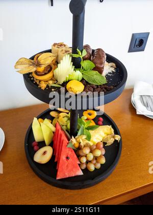 Köstliche Obst- und Gebäckplatte, perfekt für einen luxuriösen Hotelaufenthalt oder besondere Anlässe. Stockfoto