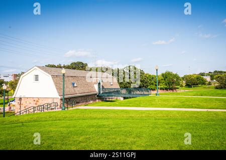 Sioux Falls, SD USA - 26. August 2017: Historische Pferdescheune, die Ende der 1800er Jahre gebaut wurde, um Pferde zu beherbergen, die heute in den Steinbrüchen des Falls Park arbeiteten. Stockfoto