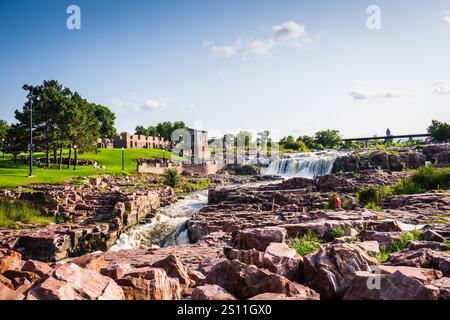 Sioux Falls, SD USA - 26. August 2017: Malerischer Blick auf Wasserfälle, die über roten Granit im Falls Park in South Dakota kaskadieren. Stockfoto