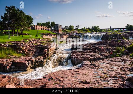 Sioux Falls, SD USA - 26. August 2017: Malerischer Blick auf Wasserfälle, die über roten Granit im Falls Park in South Dakota kaskadieren. Stockfoto