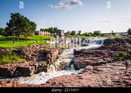 Sioux Falls, SD USA - 26. August 2017: Malerischer Blick auf Wasserfälle, die über roten Granit im Falls Park in South Dakota kaskadieren. Stockfoto