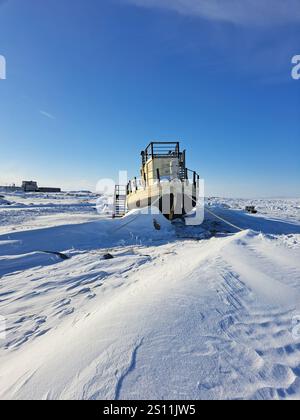 Das Beluga-Boot an einem Strand in der Hudson Bay in Churchill, Manitoba, Kanada Stockfoto