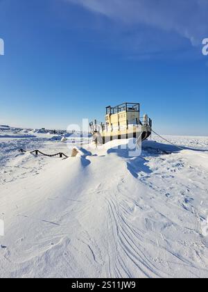 Das Beluga-Boot an einem Strand in der Hudson Bay in Churchill, Manitoba, Kanada Stockfoto