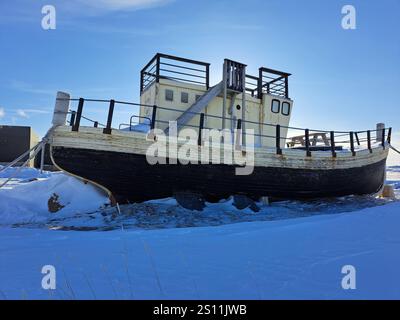 Das Beluga-Boot an einem Strand in der Hudson Bay in Churchill, Manitoba, Kanada Stockfoto