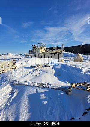 Das Beluga-Boot an einem Strand in der Hudson Bay in Churchill, Manitoba, Kanada Stockfoto