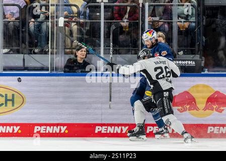 München, Deutschland. Dezember 2024 30. Kampf um den Puck/Zweikampf zwischen Tobias Rieder (EHC Red Bull Muenchen, #8) und Phil Varone (Grizzlys Wolfsburg, #26). GER, EHC Red Bull München vs. Grizzlys Wolfsburg, Eishockey, DEL, 32. Spieltag, Saison 2024/2025, 30.12.2024. Foto: Eibner-Pressefoto/Franz feiner Credit: dpa/Alamy Live News Stockfoto