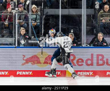 München, Deutschland. Dezember 2024 30. ZWEIKAMPF zwischen Tobias Rieder (EHC Red Bull Muenchen, #8) und Phil Varone (Grizzlys Wolfsburg, #26). GER, EHC Red Bull München vs. Grizzlys Wolfsburg, Eishockey, DEL, 32. Spieltag, Saison 2024/2025, 30.12.2024. Foto: Eibner-Pressefoto/Franz feiner Credit: dpa/Alamy Live News Stockfoto