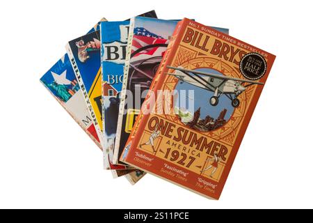 Eine Auswahl von Bill Bryson Büchern mit einem Summer America 1927 Buch auf weißem Hintergrund Stockfoto