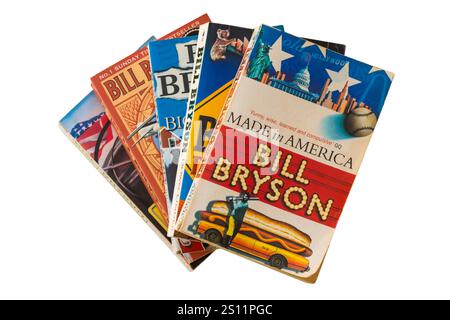 Auswahl an gut gelesenen Bill Bryson Büchern mit Made in America Buch oben isoliert auf weißem Hintergrund Stockfoto