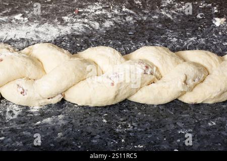 Schwäbische Küche, Zubereitung von deftigem Hefegeflecht mit Räucherfleisch, salziges Kranzbrot, Hefehefe Teiggebäck, geflochtener roher Hefeteig, Grandmot Stockfoto