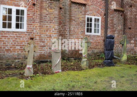 Alte Grabsteine vor einer roten Backsteinmauer mit kirchlichen Fenstern im Hintergrund, Seemannskirche Prerow, Prerow, Mecklenburg-Vorpommern, Ger Stockfoto