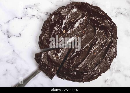 Schokoladenkuchen, runder Kuchen, auf einem Marmortisch, Blick von oben, hausgemachte Kuchen, keine Leute Stockfoto