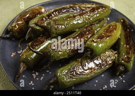 Gebratener Padron-Pfeffer, in einer Pfanne, mit Olivenöl und Meersalz, hausgemacht, keine Leute. Stockfoto