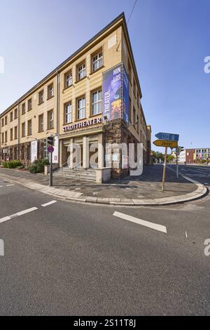 Stadttheater Landesbühne Niedersachsen Nord, Gebäuderand, Eingangsbereich mit Treppe, Fußgängerübergang mit Ampel, Kreuzung PE Stockfoto