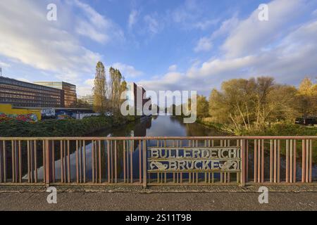 Bullerdeich Brücke, Brückengeländer, allgemeine Architektur, Bäume, Kanal zum Hochwasserbecken, blauer Himmel mit Nimbostratus und Cumulus Wolken, Bullerdeich Stockfoto