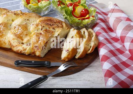 Schwäbische Küche, deftiger Hefegeflecht mit Räucherfleisch, salziges Kranzbrot, Hefehefelteig, auf Holzbrett angeordnet, gebacken, Großmutter-Set Stockfoto