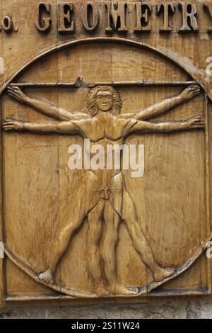 Nahaufnahme einer Vitruvianischen Mann-Zeichnung von Leonardo da Vinci auf einer Holztafel gemeißelt, Altstadt von Kotor, Montenegro, Europa Stockfoto