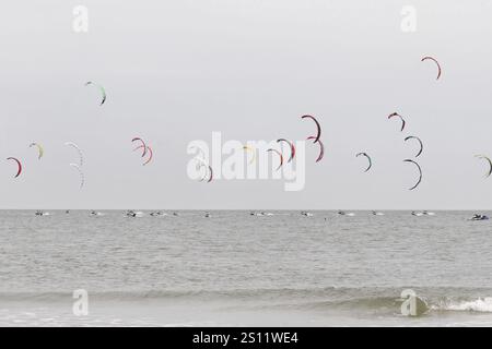 Kitesurf-Weltmeisterschaft 2009, Sankt Peter-Ording, Nordfriesland, Schleswig-Holstein, Deutschland, in Europa sind viele bunte Drachen am grauen Himmel zu sehen Stockfoto