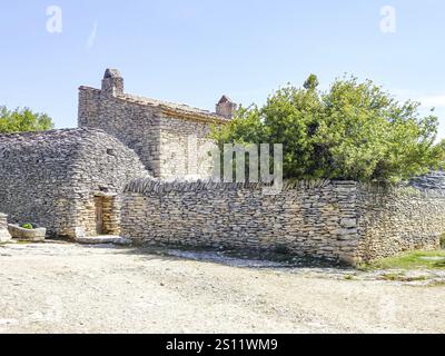 Traditionelle Trockensteinarchitektur charakterisiert die malerische Landschaft der französischen Landschaft mit einzigartigen Bautechniken und rustikalen Elementen Stockfoto