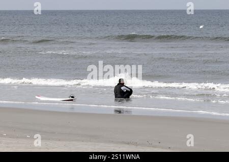 Kitesurf-Weltmeisterschaft 2009, Sankt Peter-Ording, Nordfriesland, Schleswig-Holstein, Deutschland, Europa, Ein Mann im Neoprenanzug sitzt im Wasser am Strand nex Stockfoto