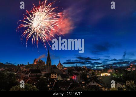 Baden, eine alte Schweizer Stadt, feiert den Nationalfeiertag mit einem Feuerwerk auf der Burgruine Stein am 1. August jedes Jahres. Stockfoto