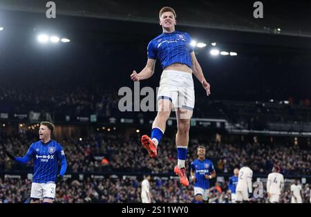 Liam Delap von Ipswich Town feiert das erste Tor ihrer Mannschaft während des Premier League-Spiels in der Portman Road, Ipswich. Bilddatum: Montag, 30. Dezember 2024. Stockfoto