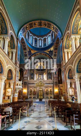 Athen, Attika - GR - 25. Okt. 2024 Inneres der Heiligen Metropolitankirche der Verkündigung in Athen, einer großen Kathedrale aus dem 19. Jahrhundert, berühmt für ihre Geschichte Stockfoto