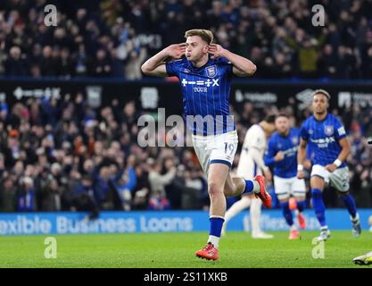 Liam Delap von Ipswich Town feiert das erste Tor ihrer Mannschaft während des Premier League-Spiels in der Portman Road, Ipswich. Bilddatum: Montag, 30. Dezember 2024. Stockfoto