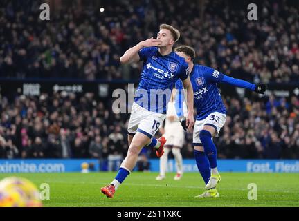 Liam Delap von Ipswich Town feiert das erste Tor ihrer Mannschaft während des Premier League-Spiels in der Portman Road, Ipswich. Bilddatum: Montag, 30. Dezember 2024. Stockfoto