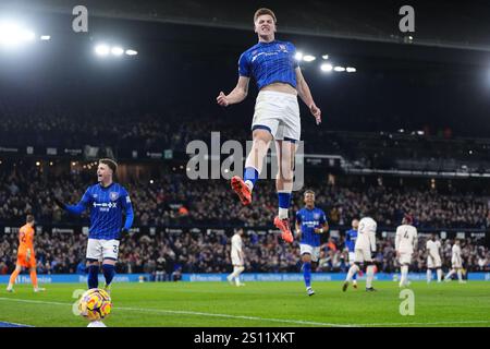 Liam Delap von Ipswich Town feiert das erste Tor ihrer Mannschaft während des Premier League-Spiels in der Portman Road, Ipswich. Bilddatum: Montag, 30. Dezember 2024. Stockfoto