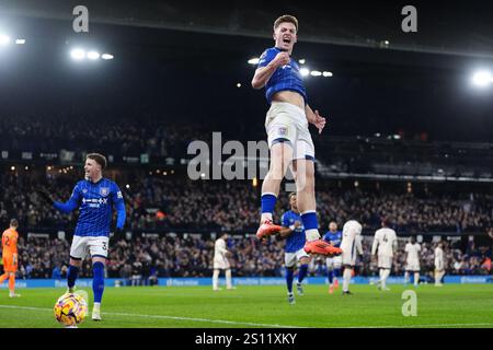 Liam Delap von Ipswich Town feiert das erste Tor ihrer Mannschaft während des Premier League-Spiels in der Portman Road, Ipswich. Bilddatum: Montag, 30. Dezember 2024. Stockfoto